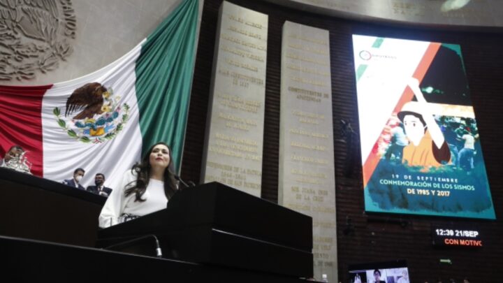 Levanto el puño por México: Cynthia López