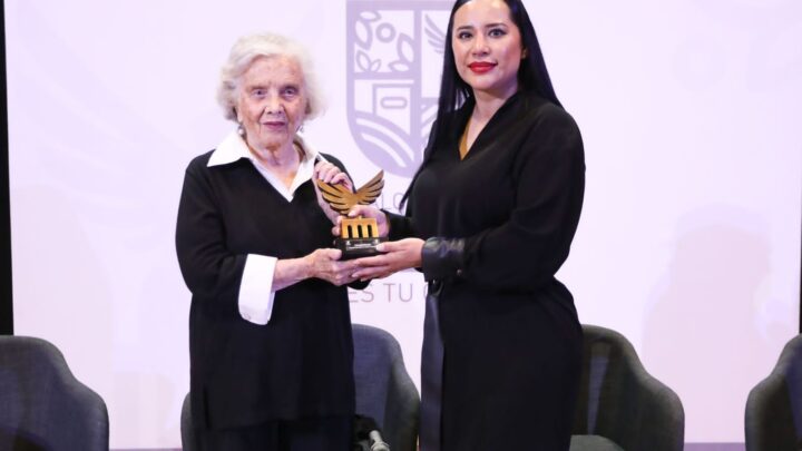 Recibió Elena Poniatowska la presea “Alas de la Cuauhtémoc”, en Tlatelolco