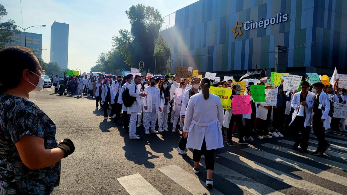 Marchan residentes  médicos en Tlatelolco 