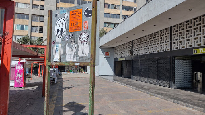 Luminarias y adoquín, en las explanadas del Metro Tlatelolco