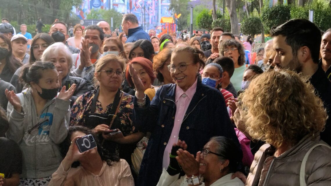 Rindió Sandra Cuevas merecido homenaje a la maestra Irma Cosio