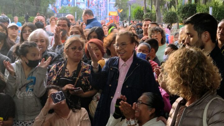 Rindió Sandra Cuevas merecido homenaje a la maestra Irma Cosio