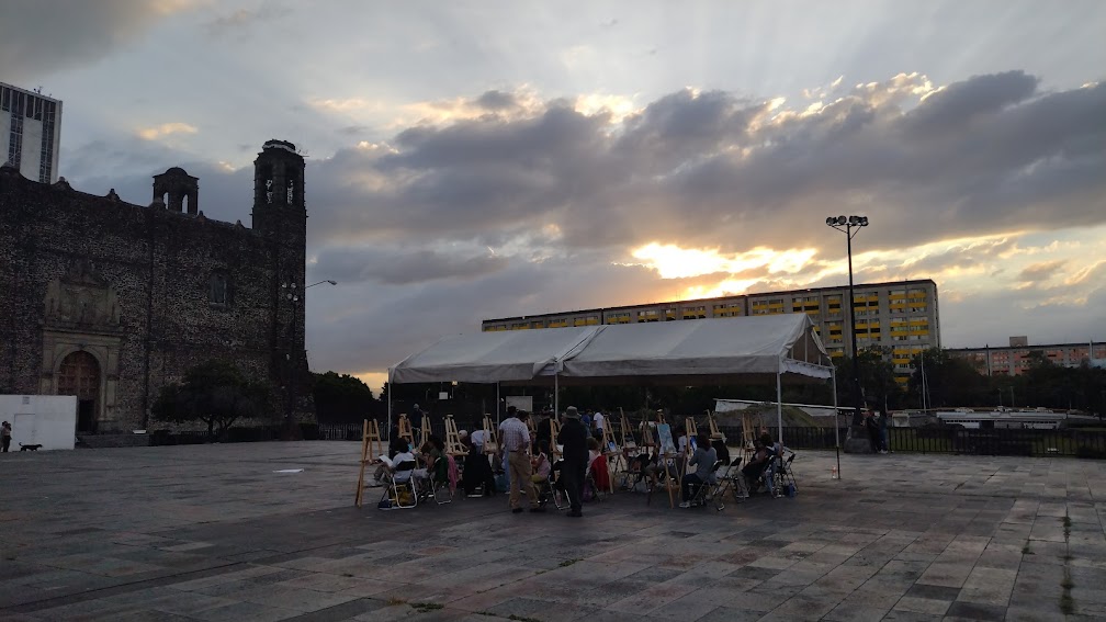 Clase especial de pintura, en la Plaza de las Tres Culturas