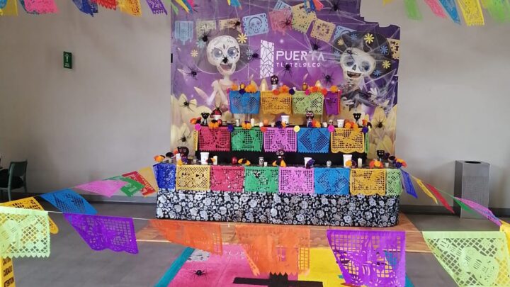 Ofrenda de Día de Muertos, en Centro Comercial “Puerta Tlatelolco”