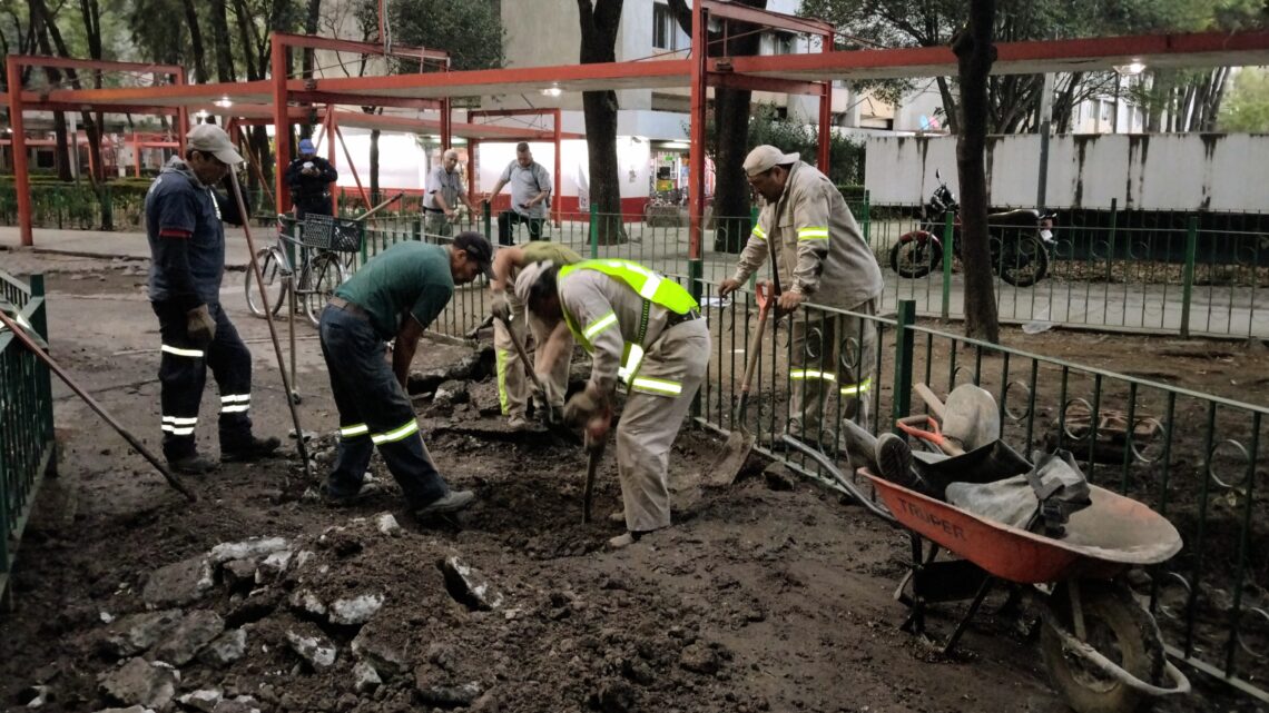 Fuga de agua potable en la Segunda Sección, Tlatelolco