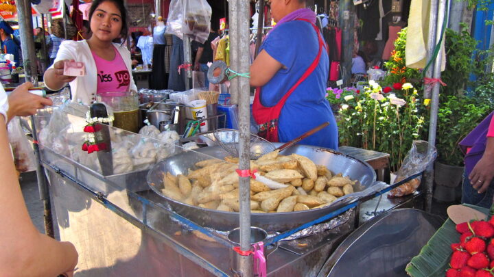 Recomiendan reducir consumir alimentos en vía pública: Secretaría de Salud 
