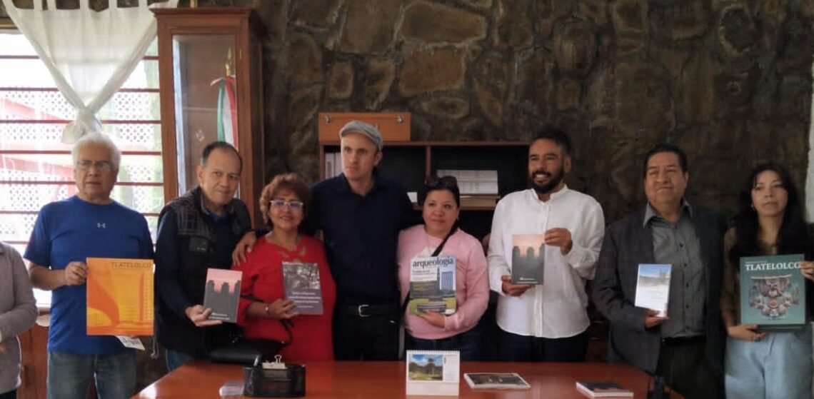 Café caliente y puertas abiertas