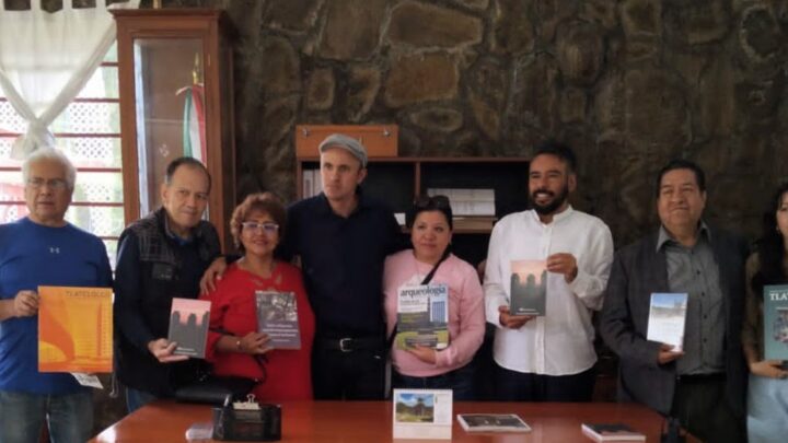 Café caliente y puertas abiertas