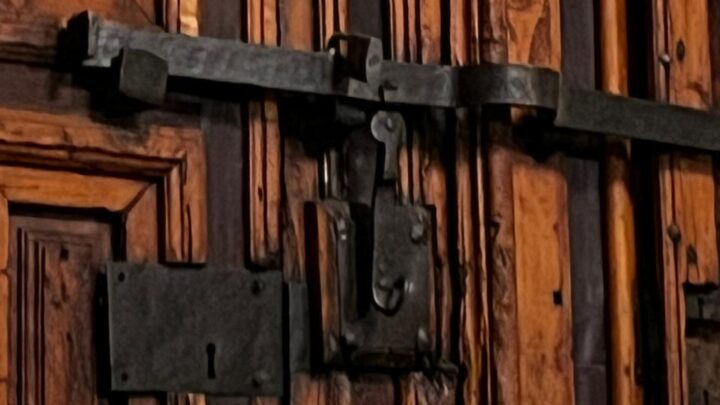 Una puerta se cierra, la fe permanece