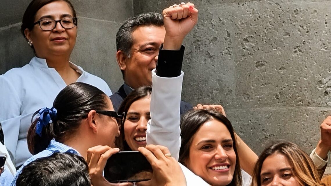 Alessandra caminó entre aplausos y salió fortalecida del Congreso