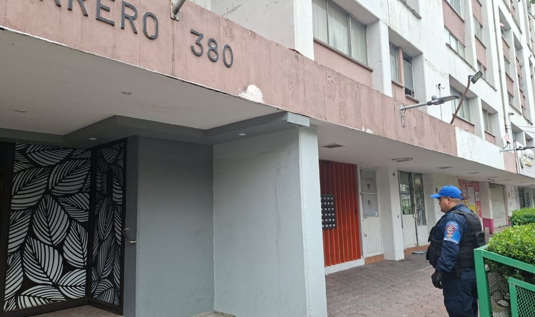 Personas en situación de calle ocupan accesos de edificios, en Tlatelolco 