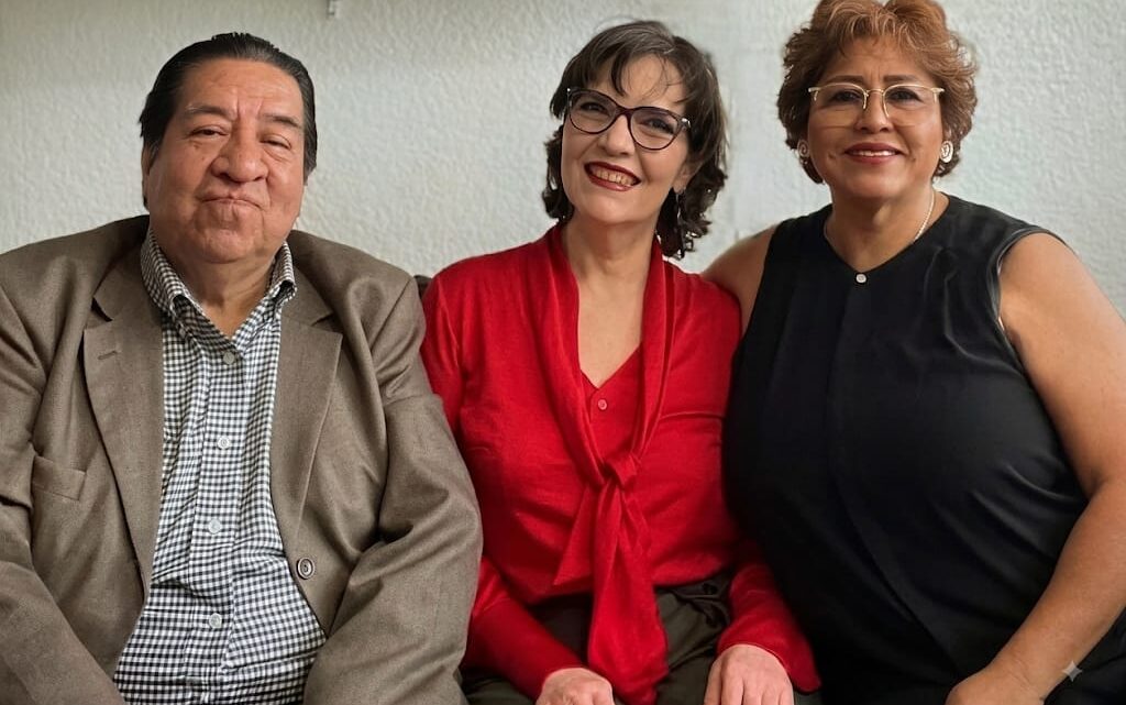 Una mujer sentada frente a su propia vida