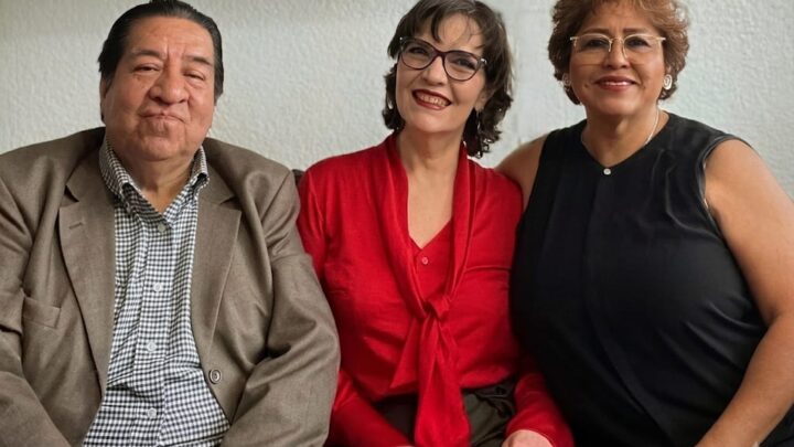 Una mujer sentada frente a su propia vida