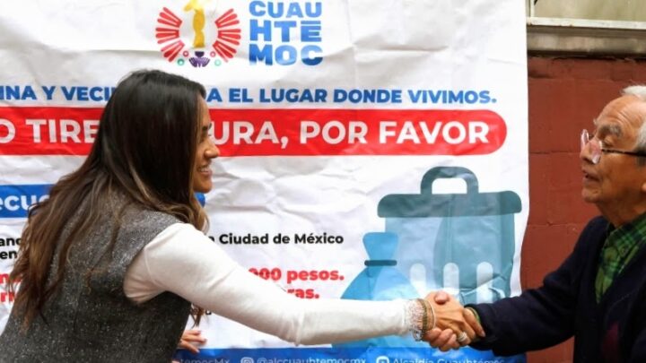 Entrega de costales para los “hongos”, concentra la atención vecinal