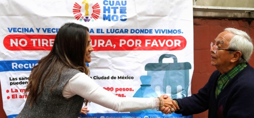 Entrega de costales para los “hongos”, concentra la atención vecinal
