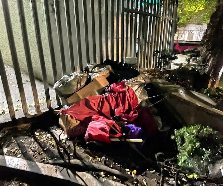 Solicitan tlatelolcas atención urgente para persona en situación de calle afuera de la Clínica 27 del IMSS