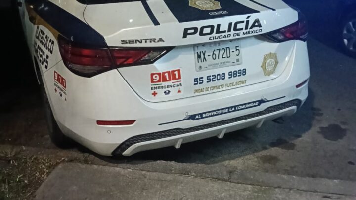 Una patrulla estacionada a unos metros de la tragedia