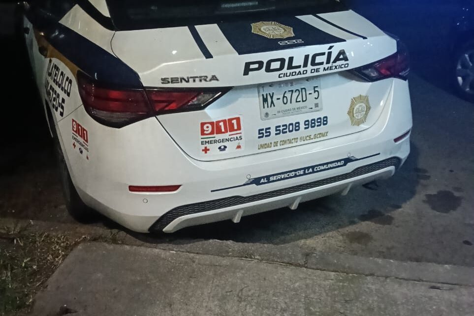 Una patrulla estacionada a unos metros de la tragedia