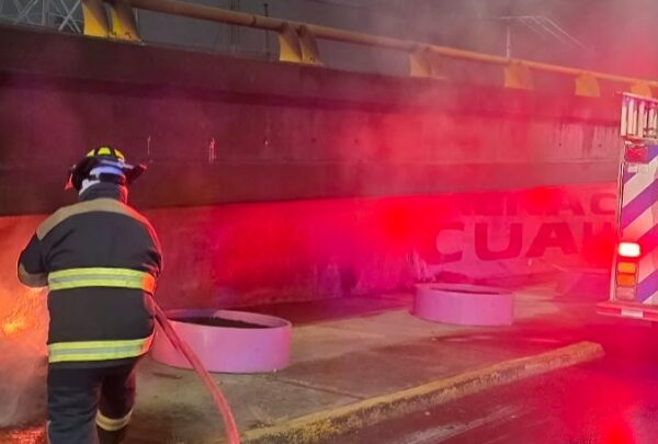 La noche se encendió bajo el Puente de Flores Magón